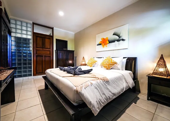 Villa Logan - Kuta - 5 Bedroom - 3 Bathroom Villa - Great Location